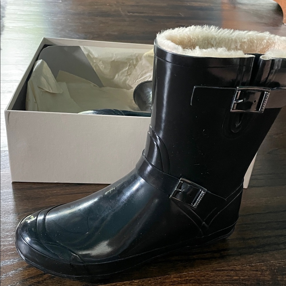 Burberry Black rain snow rubber boot. Fully lined. Very warm.